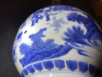 Een Chinese blauw-witte kalebasvaas met figuratief decor, Transitie periode