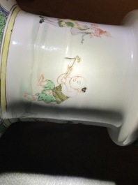 Un vase de forme rouleau en porcelaine de Chine famille verte, Kangxi