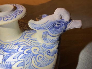 Un kendi en forme de deux canards en gr&egrave;s porcelaineux en bleu et blanc, Annam, Vietnam, 14/15&egrave;me