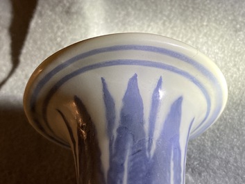 Un vase de forme yuhuchunping en porcelaine de Chine en bleu et blanc, Hongzhi