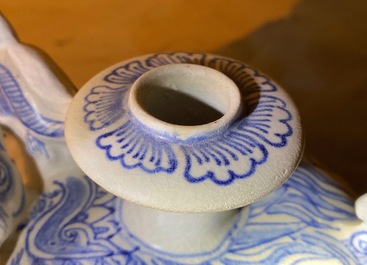 Un kendi en forme de deux canards en gr&egrave;s porcelaineux en bleu et blanc, Annam, Vietnam, 14/15&egrave;me