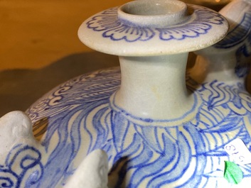 Un kendi en forme de deux canards en gr&egrave;s porcelaineux en bleu et blanc, Annam, Vietnam, 14/15&egrave;me