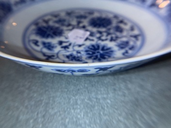 Een paar Chinese blauw-witte borden met lotusslingers, Guangxu merk en periode