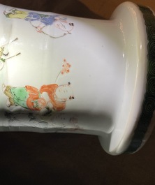 Un vase de forme rouleau en porcelaine de Chine famille verte, Kangxi