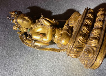 Een Sino-Tibetaanse verguld bronzen en ingelegde figuur van Boeddha, Ming