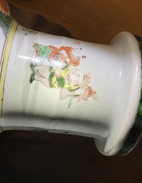 Un vase de forme rouleau en porcelaine de Chine famille verte, Kangxi