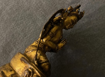 Een Sino-Tibetaanse verguld bronzen en ingelegde figuur van Boeddha, Ming