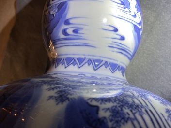 Un vase de forme double gourde en porcelaine de Chine en bleu et blanc, &eacute;poque Transition