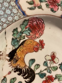 Une paire d'assiettes en porcelaine de Chine famille rose &agrave; d&eacute;cor de coqs, Yongzheng