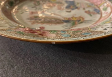Une paire d'assiettes en porcelaine de Chine famille rose &agrave; d&eacute;cor de ph&eacute;nix, Qianlong