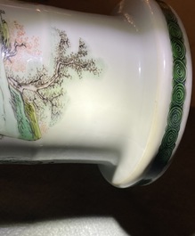 Un vase de forme rouleau en porcelaine de Chine famille verte, Kangxi