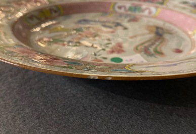 Une paire d'assiettes en porcelaine de Chine famille rose &agrave; d&eacute;cor de ph&eacute;nix, Qianlong