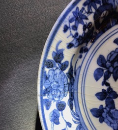 Une paire d'assiettes monogramm&eacute;es 'VOC' en porcelaine Arita en bleu et blanc, Japon, Edo, 17&egrave;me