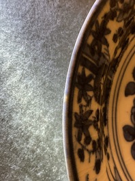 Une paire d'assiettes monogramm&eacute;es 'VOC' en porcelaine Arita en bleu et blanc, Japon, Edo, 17&egrave;me