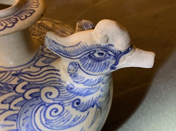 Un kendi en forme de deux canards en gr&egrave;s porcelaineux en bleu et blanc, Annam, Vietnam, 14/15&egrave;me