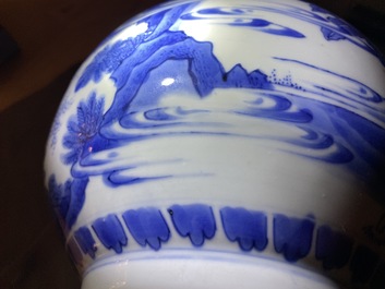 Un vase de forme double gourde en porcelaine de Chine en bleu et blanc, &eacute;poque Transition