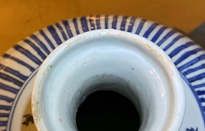 Un vase imp&eacute;rial de forme meiping en porcelaine de Chine bleu et blanc, marque et &eacute;poque de Wanli