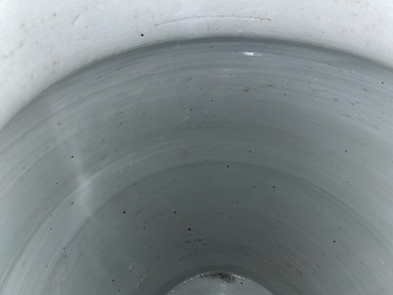 Een paar grote Chinese famille verte dekselvazen, Kangxi