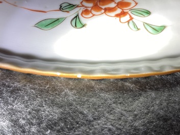 Un plat en porcelaine de Chine famille verte &agrave; d&eacute;cor d'oiseaux parmi fleurs, Kangxi