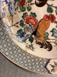 Une paire d'assiettes en porcelaine de Chine famille rose &agrave; d&eacute;cor de coqs, Yongzheng