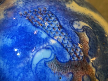 Een Chinese blauw-witte en koperrode vaas met een draak in een wolkpartij, Qianlong/Jiaqing