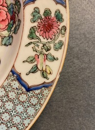 Une paire d'assiettes en porcelaine de Chine famille rose &agrave; d&eacute;cor de coqs, Yongzheng