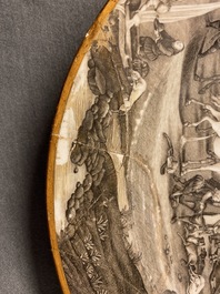 Un plat en porcelaine de Chine grisaille &agrave; d&eacute;cor du 'Retour de la chasse' avec une armoirie au dos, Qianlong