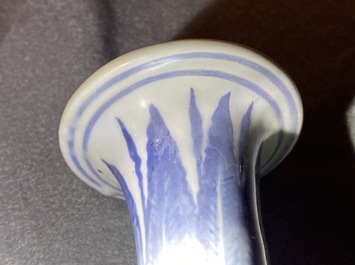 Un vase de forme yuhuchunping en porcelaine de Chine en bleu et blanc, Hongzhi