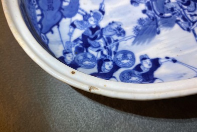 Un plat ovale en porcelaine de Chine 'Bleu de Hue' pour le Vietnam, 19&egrave;me