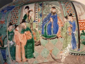 Een paar grote Chinese famille verte dekselvazen, Kangxi