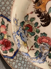 Une paire d'assiettes en porcelaine de Chine famille rose &agrave; d&eacute;cor de coqs, Yongzheng