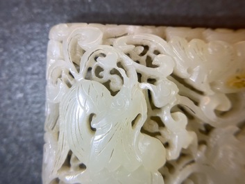 Une plaque ajour&eacute;e en jade c&eacute;ladon p&acirc;le &agrave; d&eacute;cor d'un dragon et un ph&eacute;nix, Chine, Ming