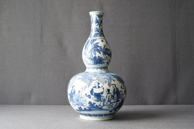 Een Chinese blauw-witte kalebasvaas met figuratief decor, Transitie periode