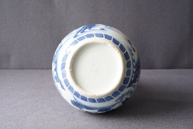 Een Chinese blauw-witte kalebasvaas met figuratief decor, Transitie periode