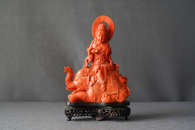 Un groupe en corail rouge figurant Guanyin sur un &eacute;l&eacute;phant, Chine, 19&egrave;me