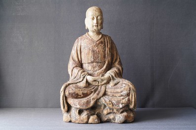 Een grote Chinese beschilderd houten figuur van een Boeddhistische monnik, Ming