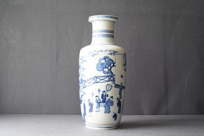 Un vase de forme rouleau en porcelaine de Chine en bleu et blanc, Kangxi