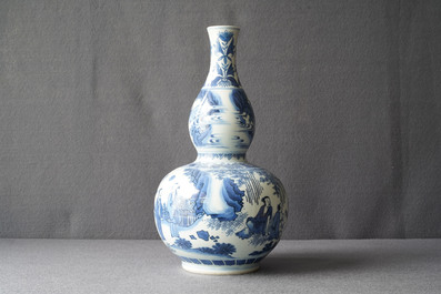 Un vase de forme double gourde en porcelaine de Chine en bleu et blanc, &eacute;poque Transition