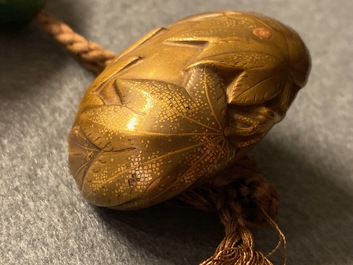 Drie Japanse lakwerk inro met netsuke en een dekseldoosje, Meiji, 19e eeuw