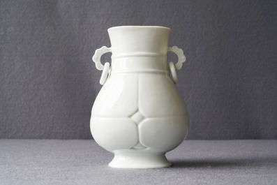 Un vase de forme hu en porcelaine blanc de Chine translucide, marque et &eacute;poque de Yongzheng