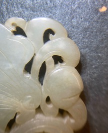 Deux pi&egrave;ces en jade c&eacute;ladon p&acirc;le sculpt&eacute;, Chine, Qing