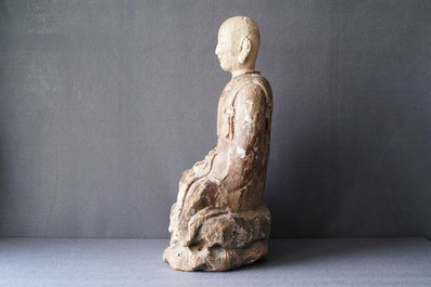 Une grande figure d'un moine bouddhiste en bois peint, Chine, Ming