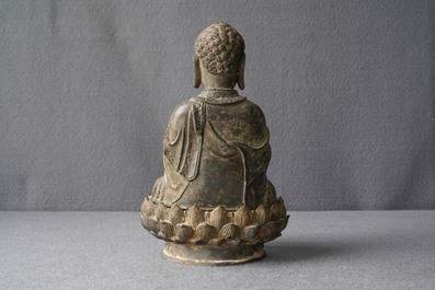 Een Chinese bronzen figuur van Boeddha op een lotustroon, Ming