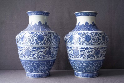 Een paar Chinese blauw-witte hu vazen met florale slingers, Qianlong merk, 19e eeuw