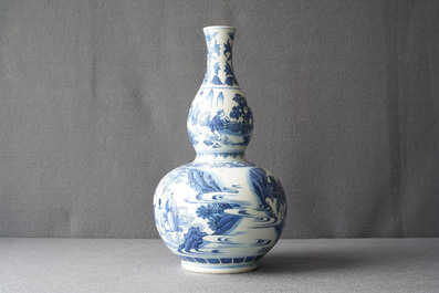 Een Chinese blauw-witte kalebasvaas met figuratief decor, Transitie periode