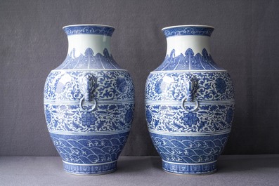 Une paire de vases de forme hu en porcelaine de Chine en bleu et blanc, marque de Qianlong, 19&egrave;me