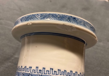 Un vase de forme rouleau en porcelaine de Chine en bleu et blanc, Kangxi