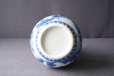 Un vase de forme double gourde en porcelaine de Chine en bleu et blanc, &eacute;poque Transition