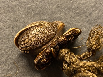 Drie Japanse lakwerk inro met netsuke en een dekseldoosje, Meiji, 19e eeuw