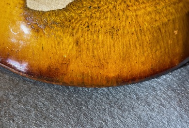 Een Chinees amber geglazuurd bord met reli&euml;fdecor, Liao (916-1125)
